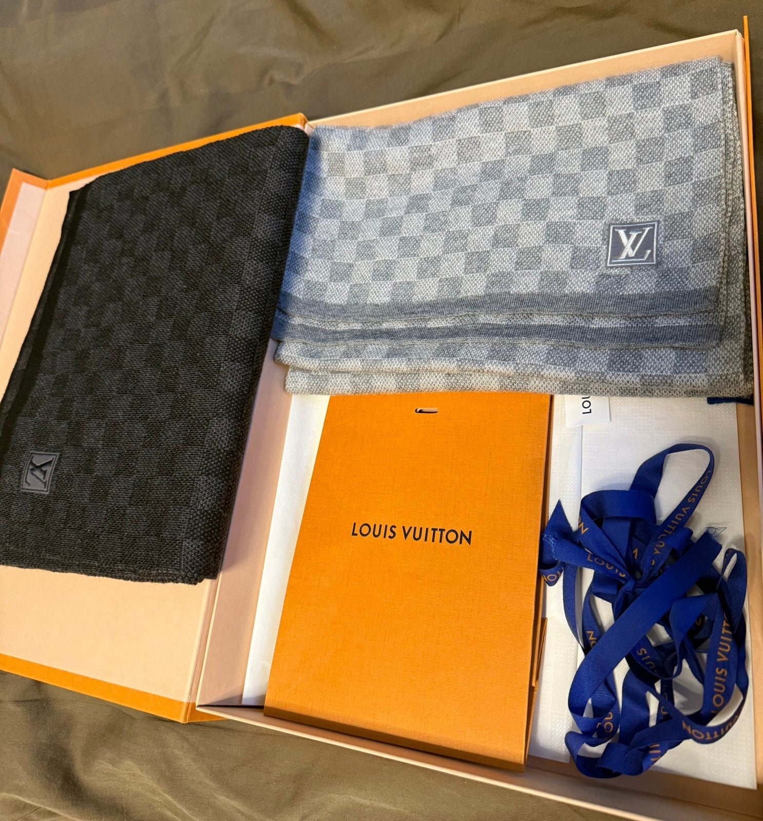 Louis Vuitton sjaal grijs/zwart Damier – originele doos, Ophalen of Verzenden, Zo goed als nieuw, Sjaal