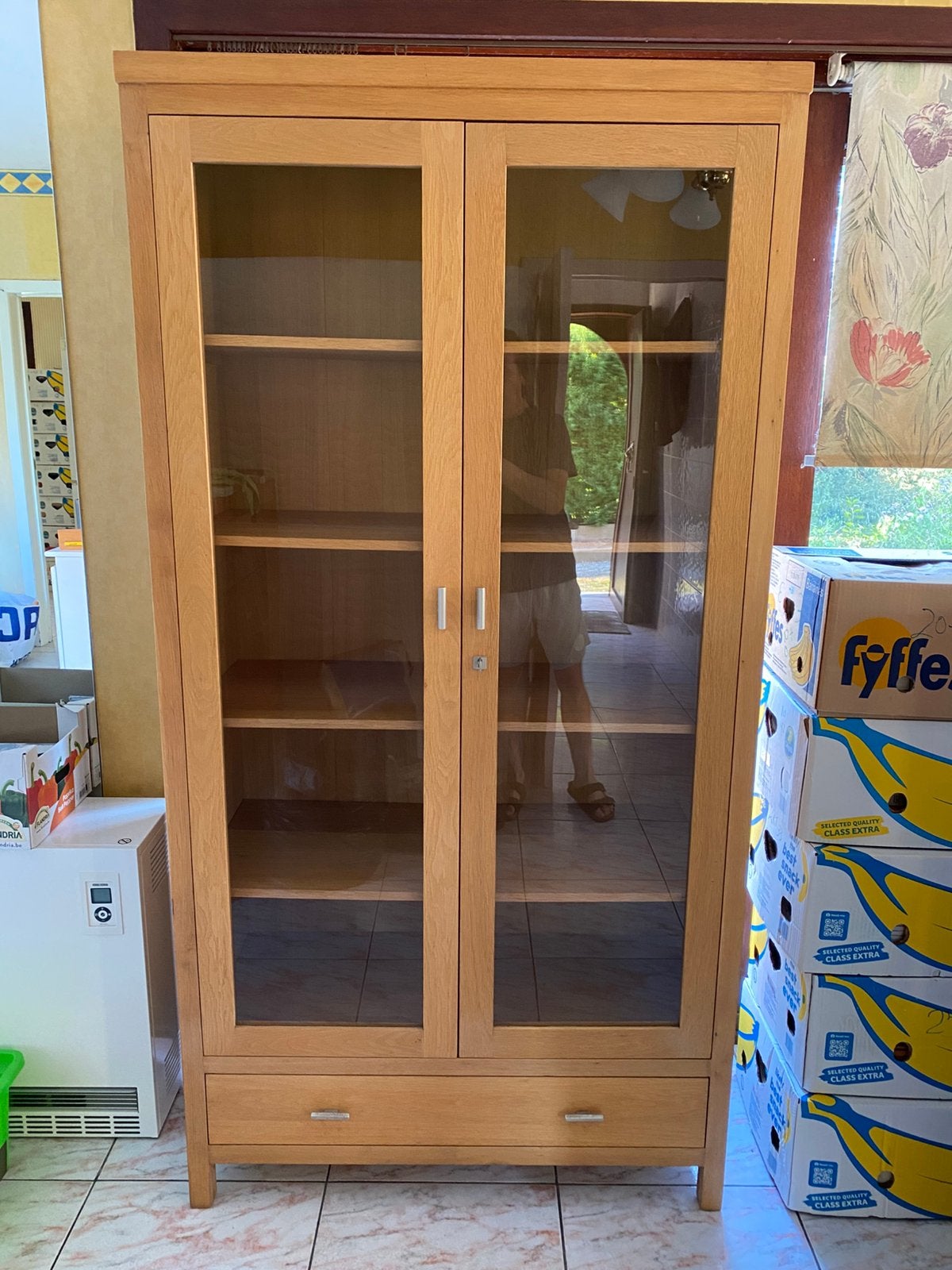Houten vitrinekast met klassieke uitstraling, Ophalen, Klassieke uitstraling, Zo goed als nieuw, 150 tot 200 cm