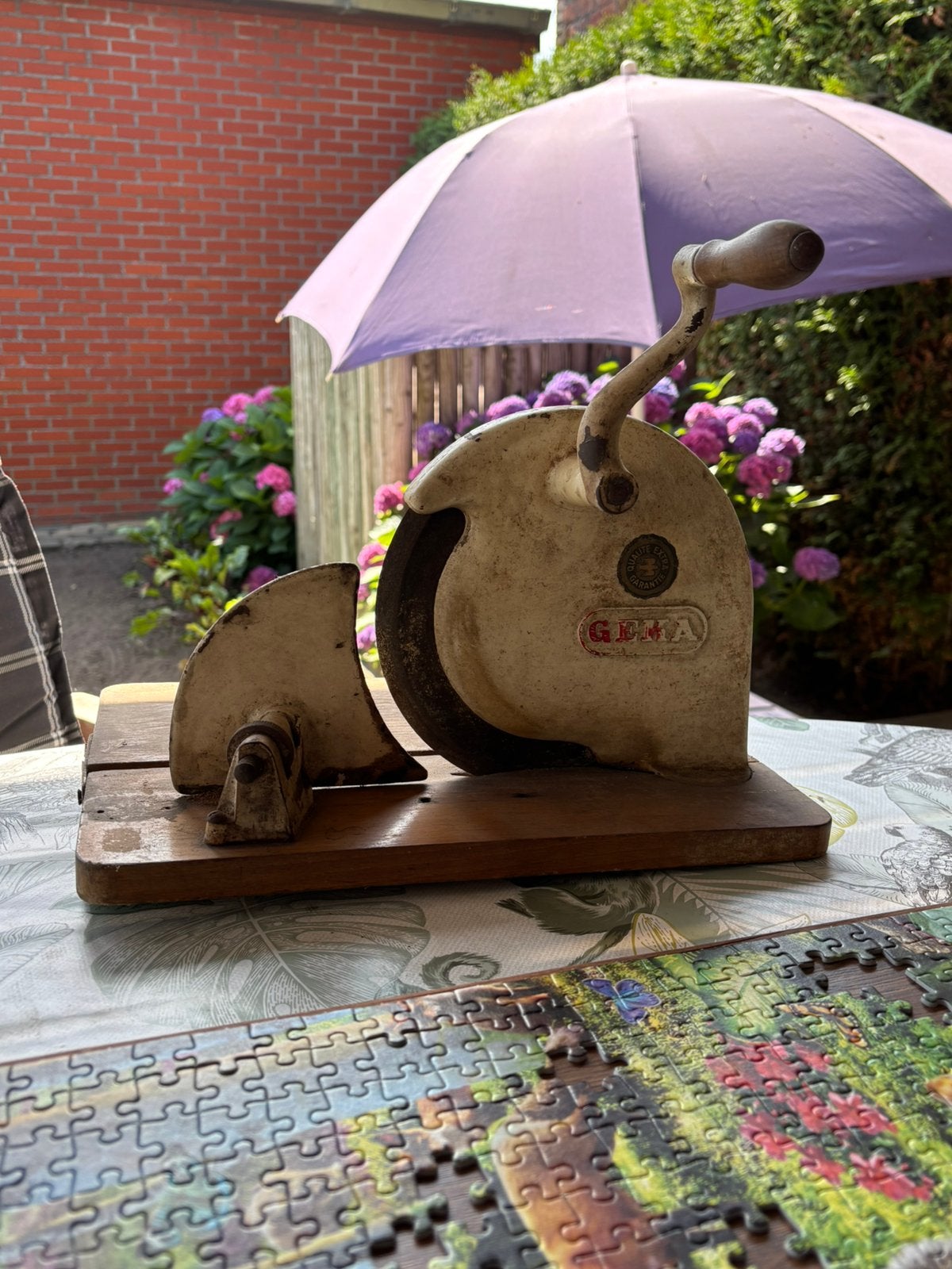 Antieke kaassnijmachine, Ophalen