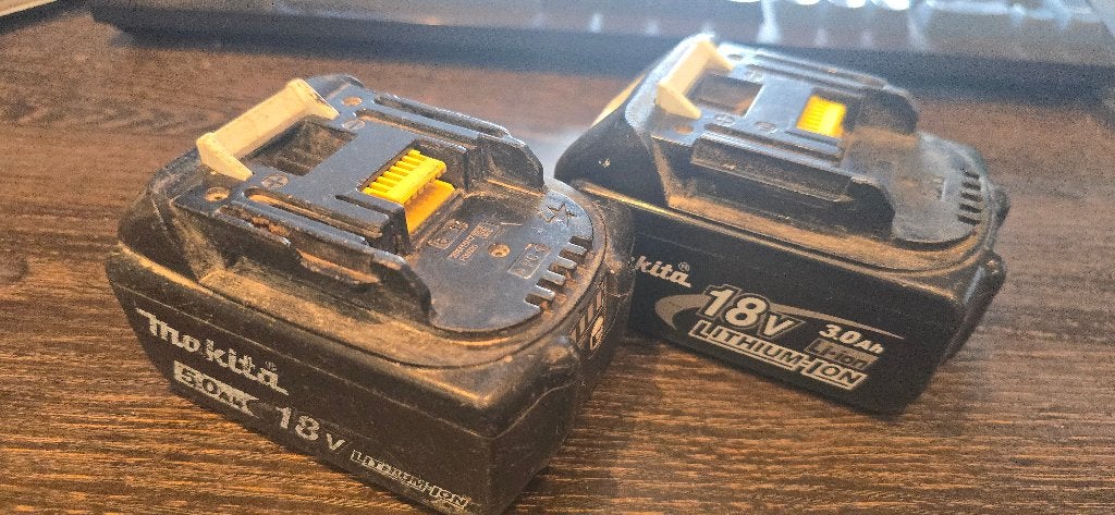 2x defecte Makita 3Ah en 5Ah, Bricolage & Construction, Outillage | Pièces de machine & Accessoires, Enlèvement, Utilisé