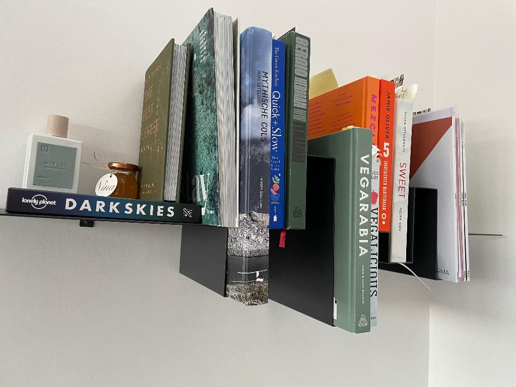 3 design boekenrekken; 2 wit, 1 zwart, Ophalen, Gebruikt