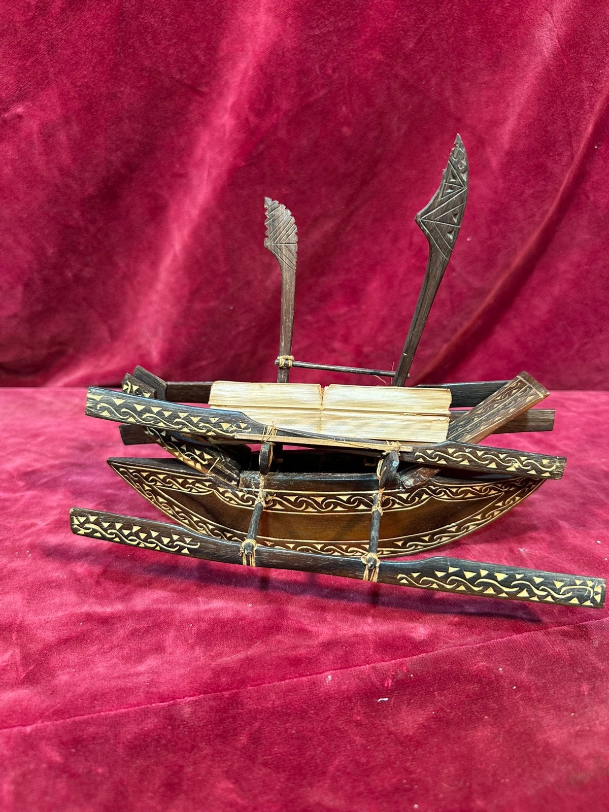 Maori houten kano met outrigger en zeil, Verzenden