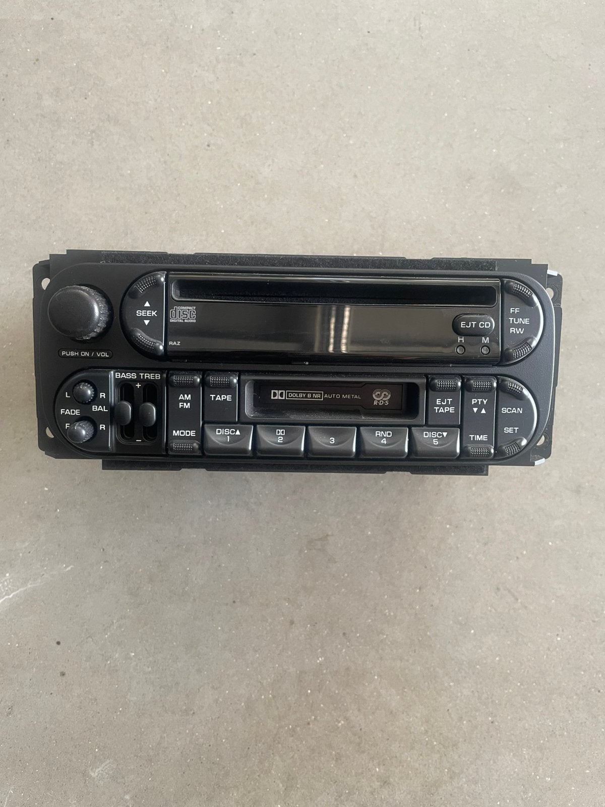 Radio cassette cd Dodge ram 2004 nieuw staat, Ophalen, Zo goed als nieuw