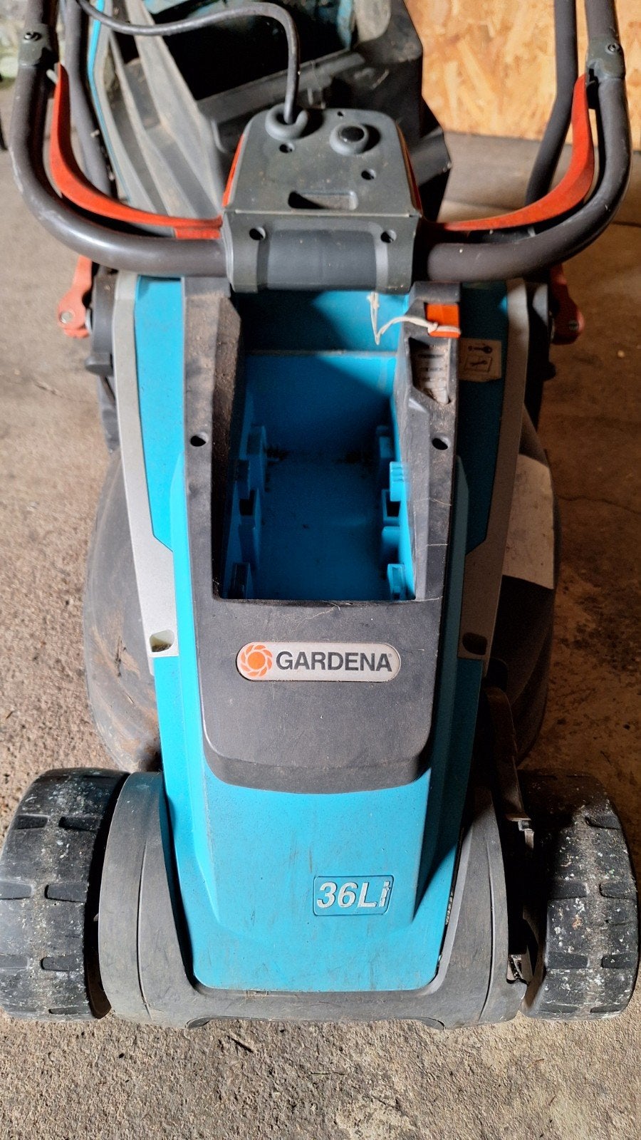 Gardena 36LI ZONDER BATTERIJ !!!, Ophalen, Gebruikt, Accu-grasmaaier, Opvangbak