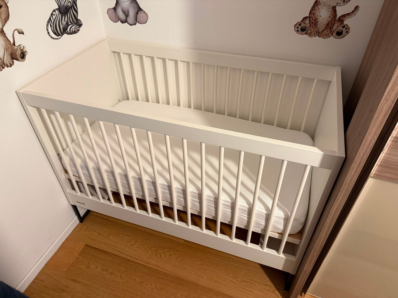 Kidsmill Intense II Ledikant 60x120 – Mat Wit / Zwart Onders, Ophalen, Zo goed als nieuw, Jongetje of Meisje