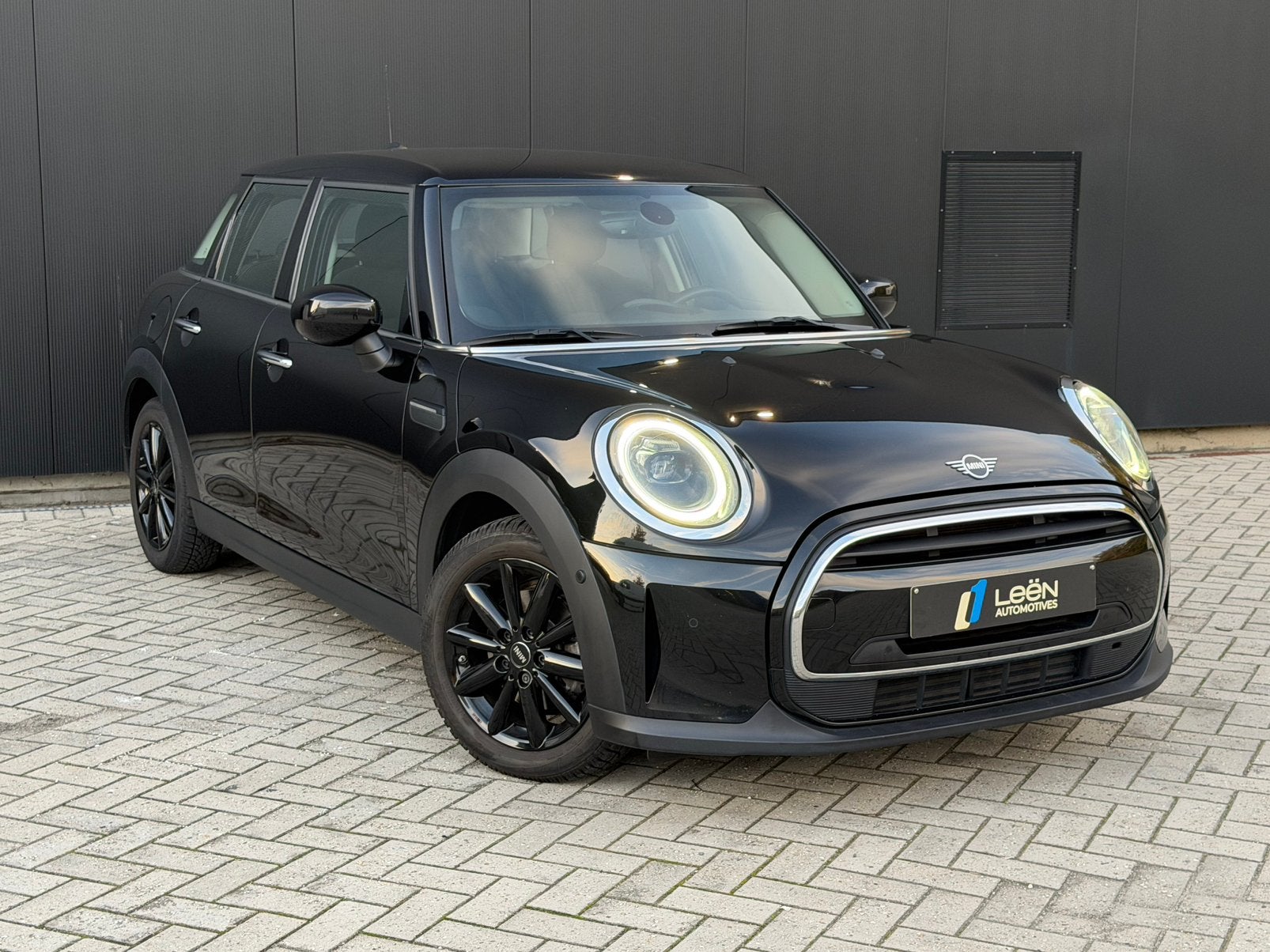 MINI Cooper 1.5 Benzine Automaat –Navi –LED –Zetelverwarming, Auto's, Dealer onderhouden, Zwart, 5 deurs, Particulier
