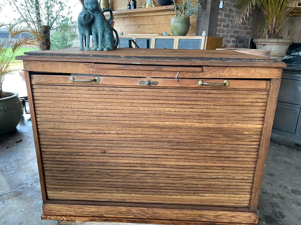 Armoire à volets avec poches ouvertes