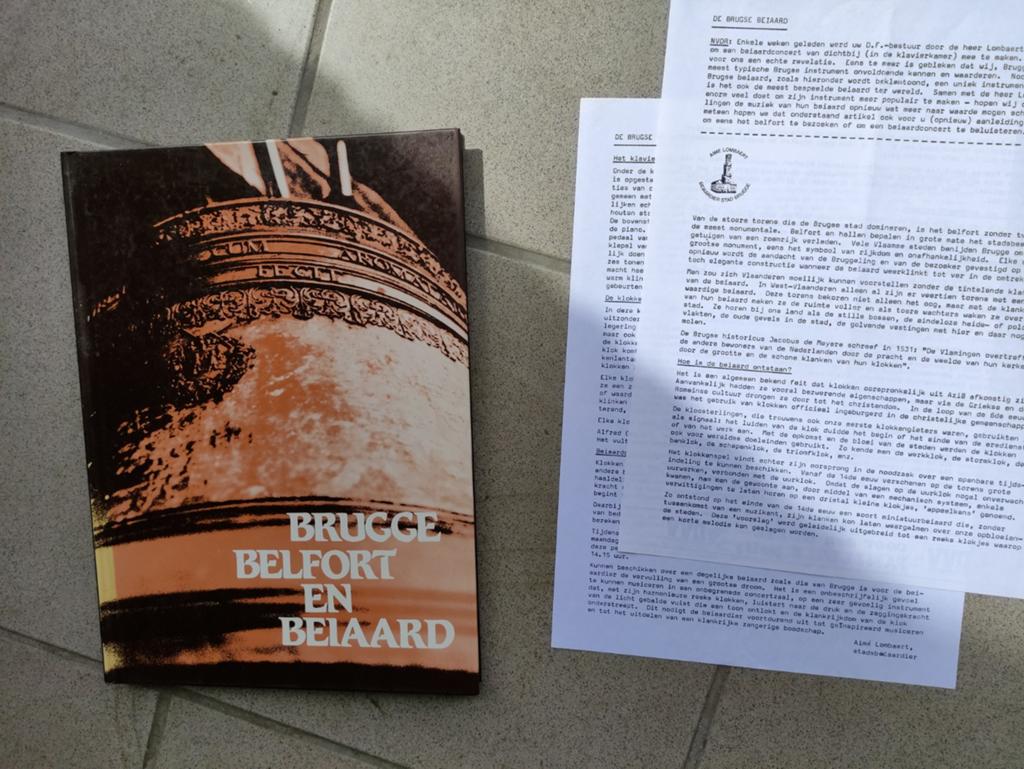 Hardcover + tekst : belfort en beiaard Brugge, Antiek en Kunst, Ophalen of Verzenden