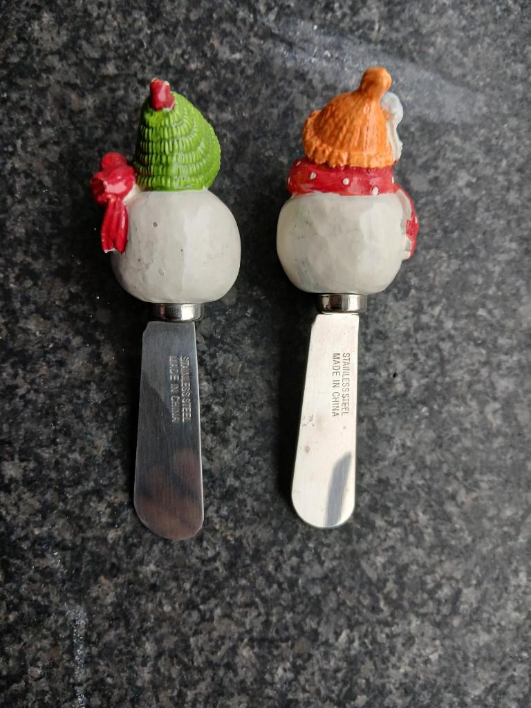 2 botermesjes, Maison & Meubles, Cuisine | Couverts, Comme neuf, Couverts en vrac, Autres matériaux, Enlèvement ou Envoi