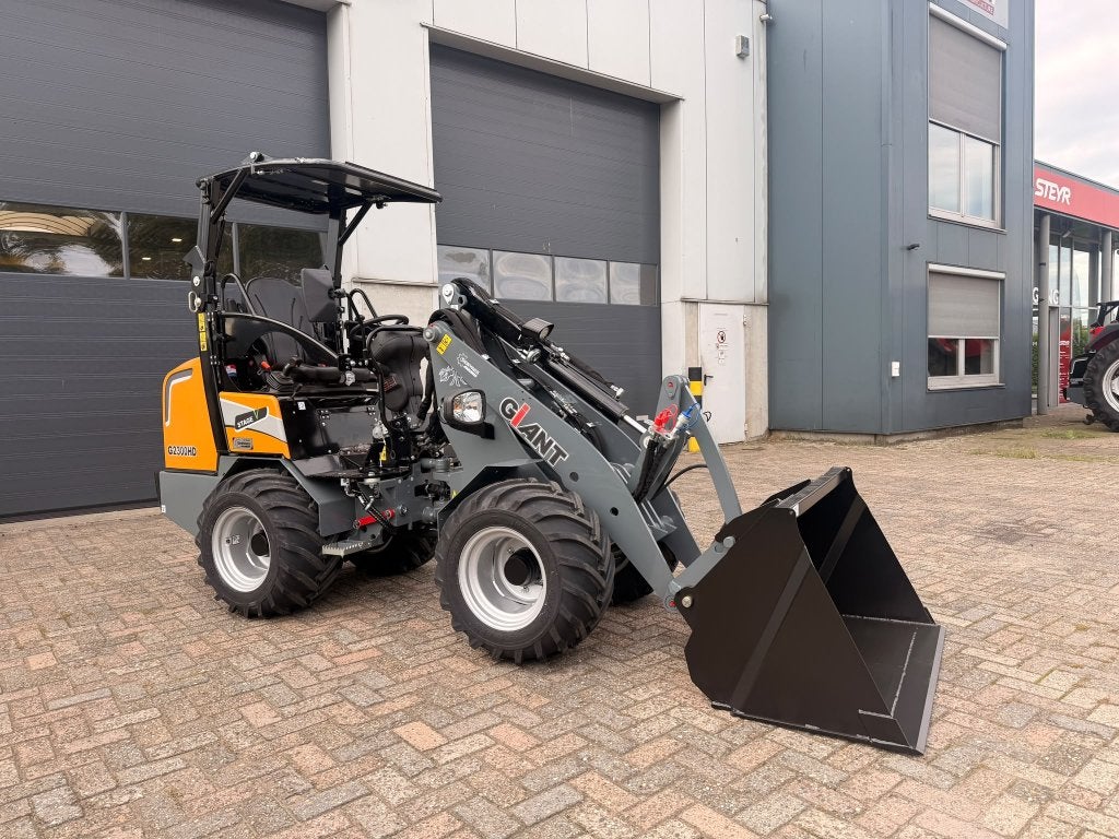 Giant G2300HD kniklader, Ophalen, Wiellader of Shovel