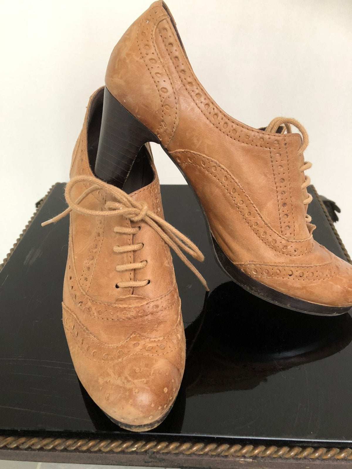 Bruine pump Veterschoen op hoge hak, Kleding | Dames, Ophalen of Verzenden, Zo goed als nieuw, Pumps