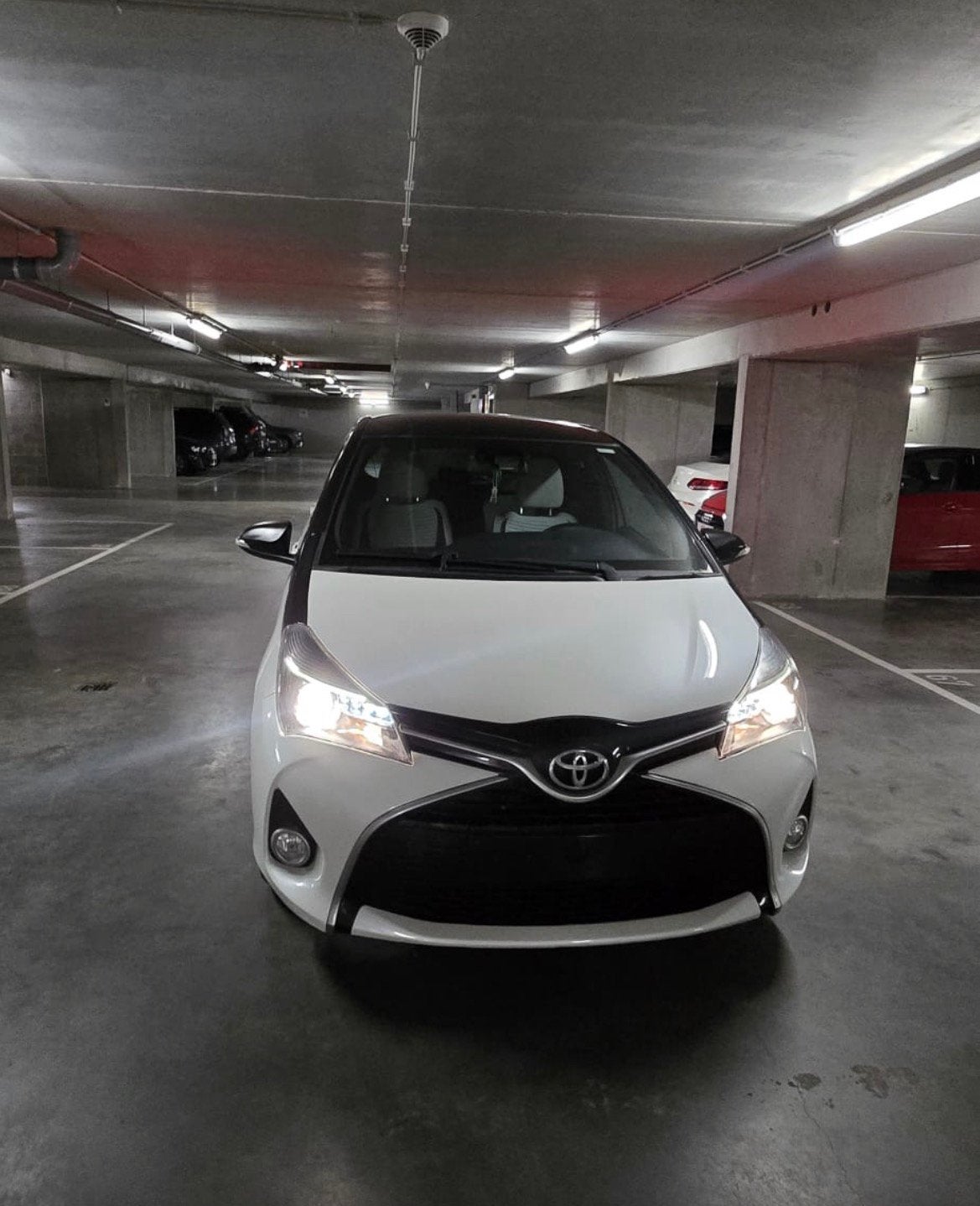 Toyota yaris - 1.3 vvt - 99pk - 106000km benzine, Auto's, Euro 6, Navigatiesysteem, Handgeschakeld, Particulier