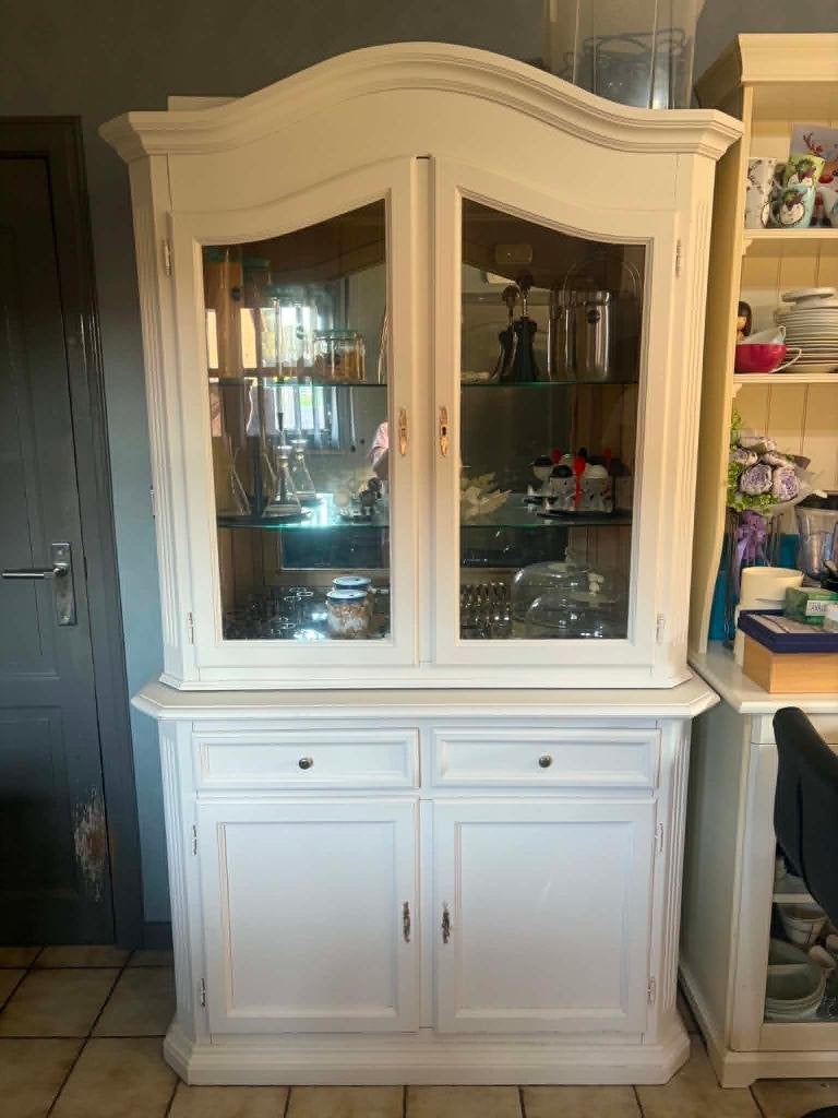witte stevige vitriene kast met glazen deurtjes., Antiek en Kunst, Ophalen