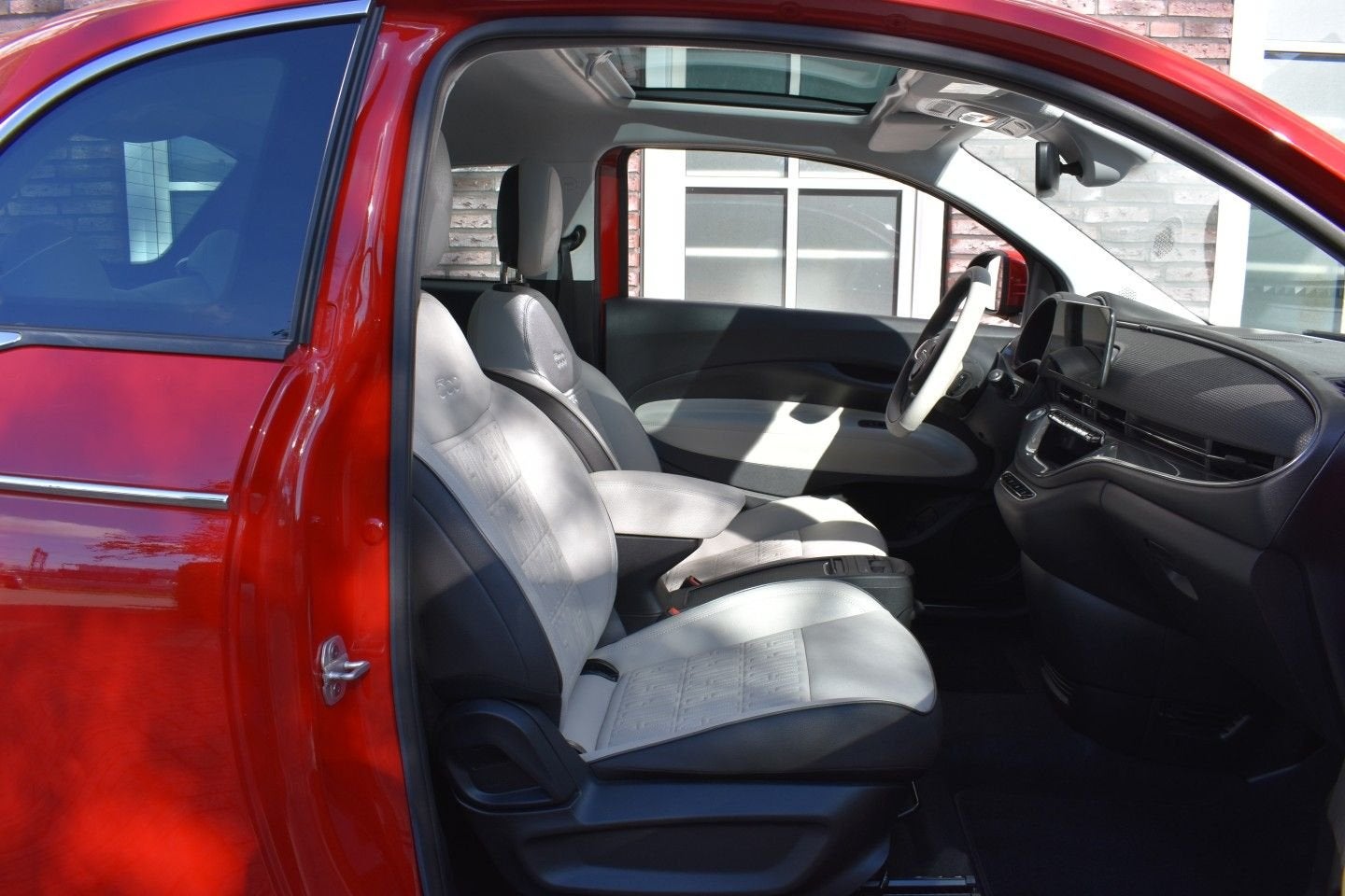 Fiat 500e 42KWh La Prima/ SOH 95%/Panoramadak/Leer/Verwarmde, Auto's, Automaat, Adaptive Cruise Control, Te koop, Stadsauto