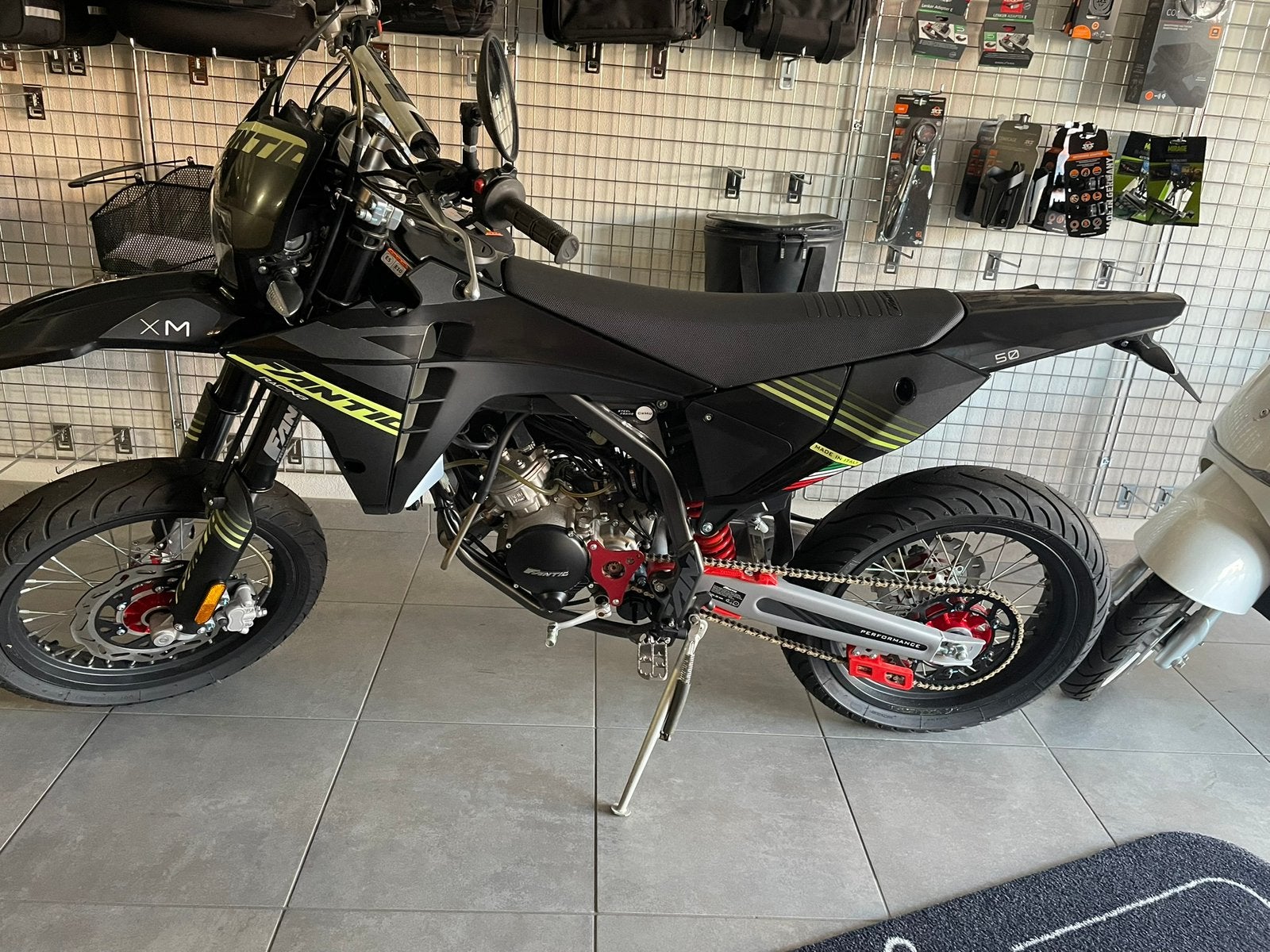 Supermotard 50cc Fantic, Fietsen en Brommers, Ophalen, Zo goed als nieuw