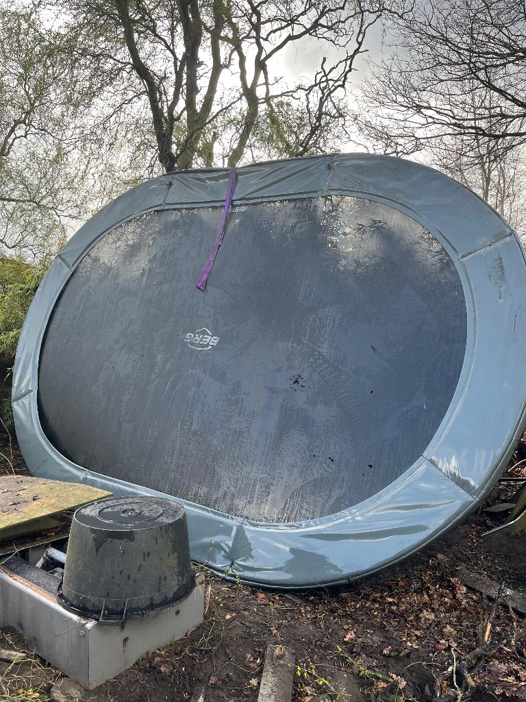 Berg inground trampoline, Hobby en Vrije tijd, Ophalen, Gebruikt