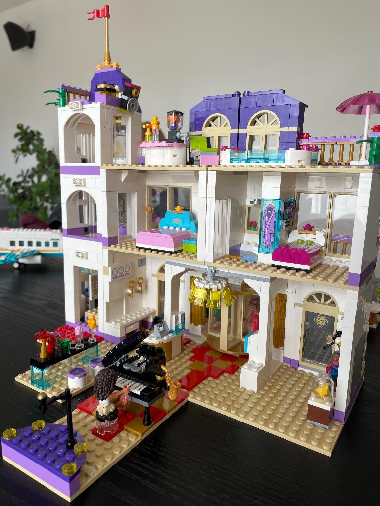LEGO Friends Grand Hotel + Avion privé, Enfants & Bébés, Jouets | Duplo & Lego, Comme neuf, Lego, Ensemble complet, Complet, Accessoires inclus