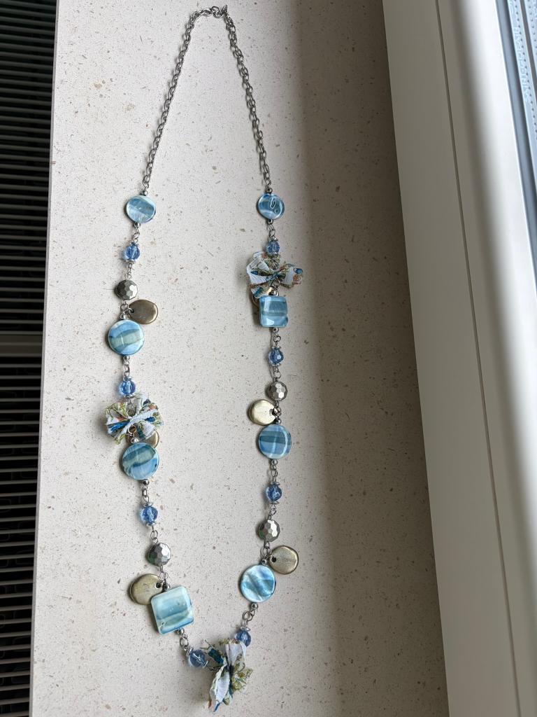Halsketting gekocht in Galerys Lier, Handtassen en Accessoires, Kettingen, Ophalen of Verzenden, Zo goed als nieuw, Blauw