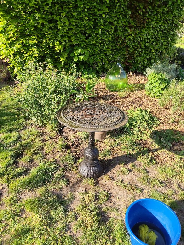 Gietijzeren tuintafeltje, Ophalen