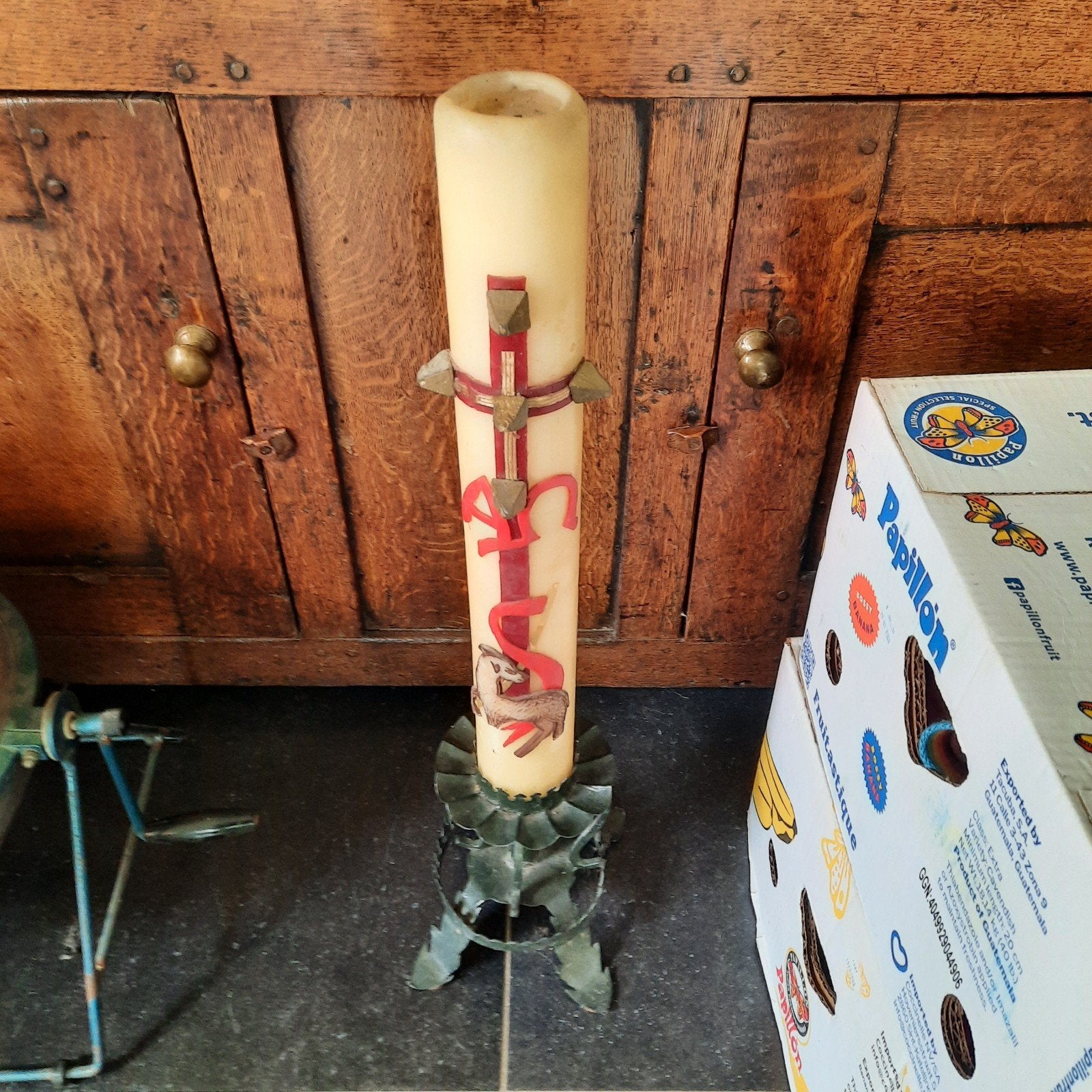 Paaskaars met voet . 68 cm hoog ., Ophalen of Verzenden