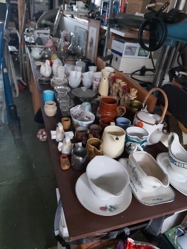 Privé rommelmarkt met open deuren in Schaarbeek, Huis en Inrichting, Woonaccessoires | Schalen en Manden, Ophalen