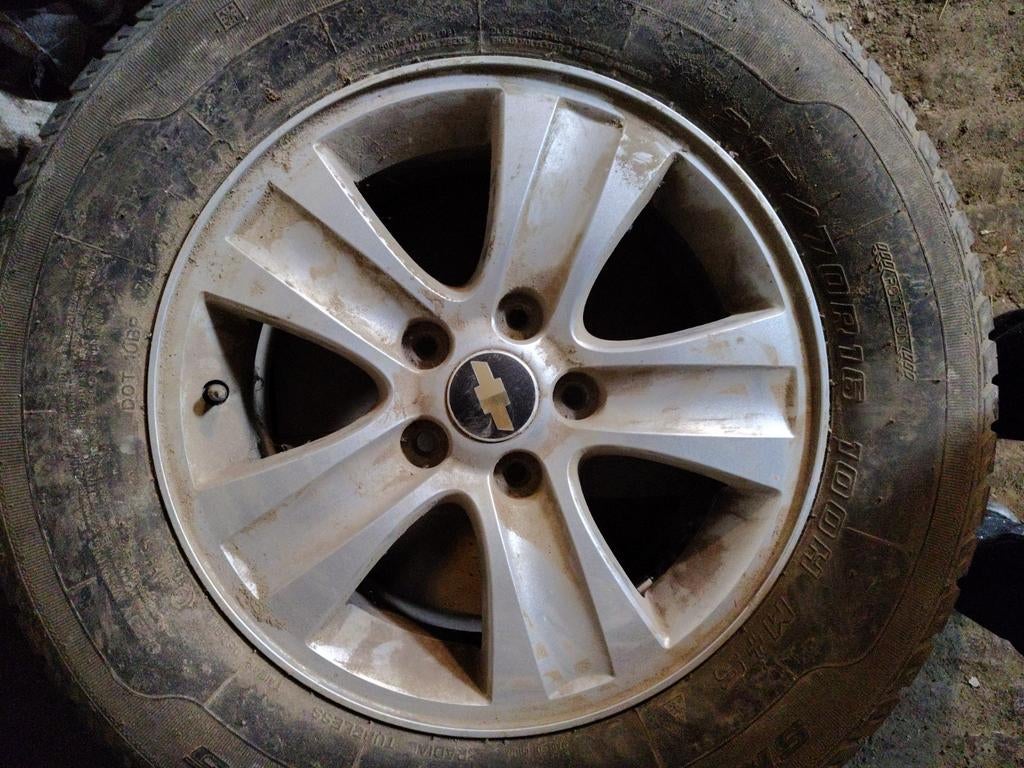 2 jantes 5 trous Chevrolet captiva / pneus neige 215 70 R16, Auto-onderdelen, Banden en Velgen, Ophalen, Band(en)