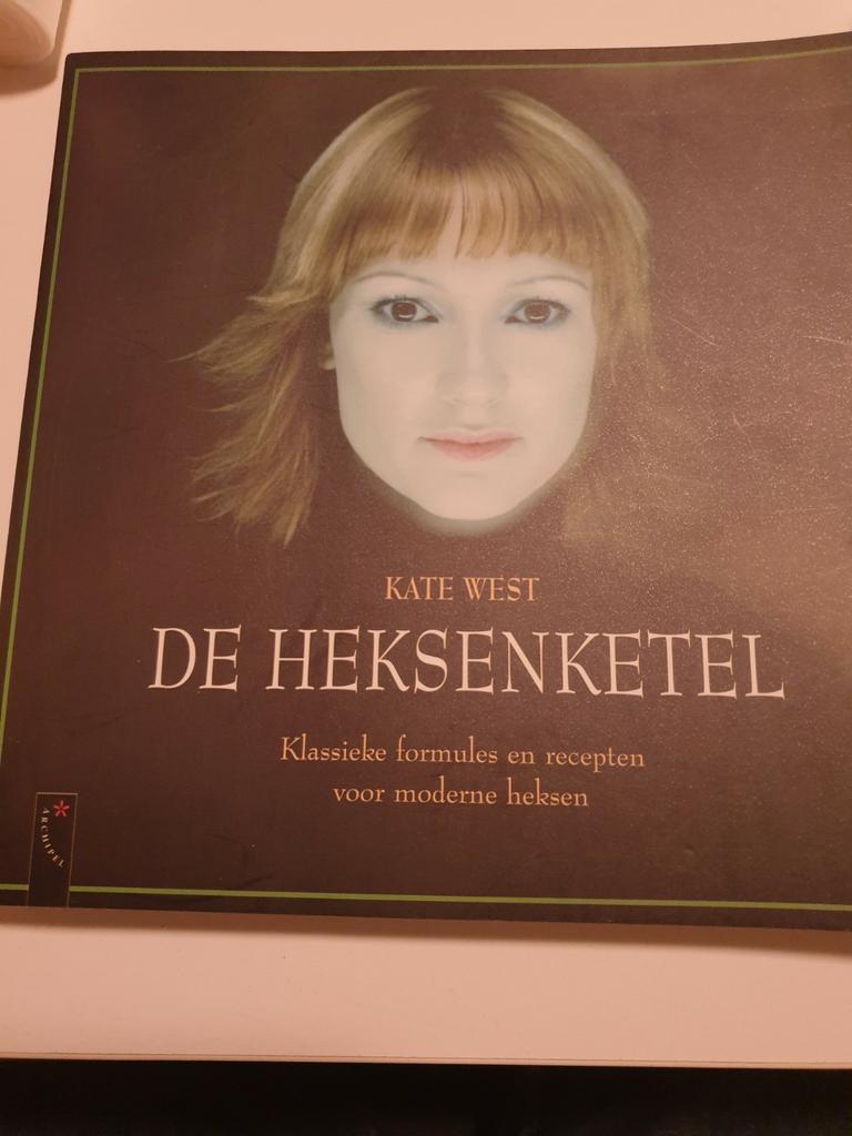 Kate West - De heksenketel, Kate West, Ophalen of Verzenden, Zo goed als nieuw, Instructieboek