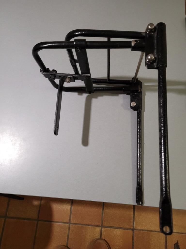 Porte-bagages pour moto d'époque.