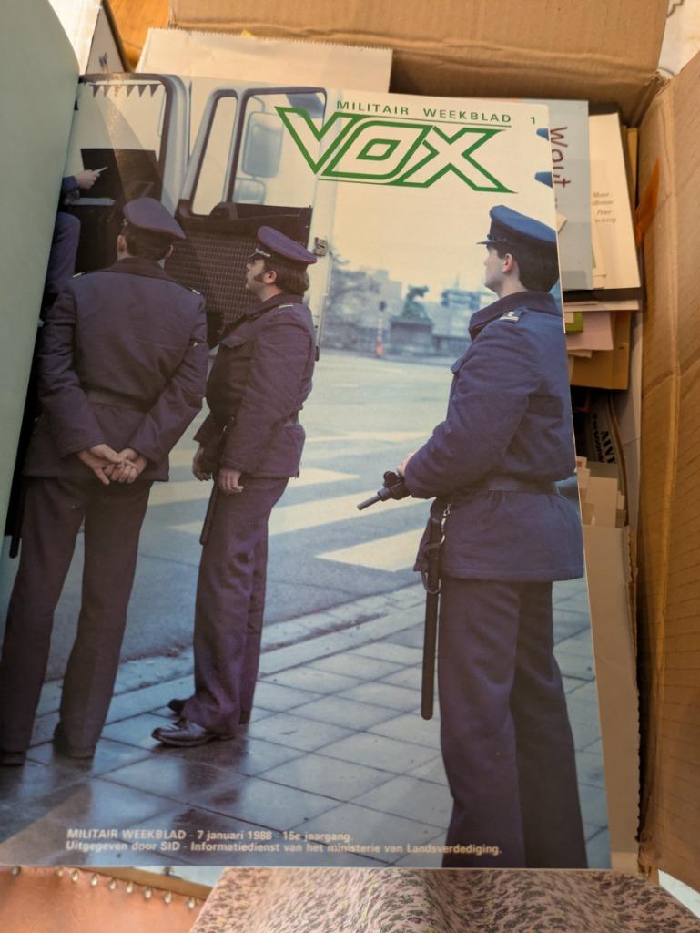 Vox verzamelmap 1988, Verzamelen, Militaria | Algemeen, Ophalen of Verzenden, Landmacht, Boek of Tijdschrift