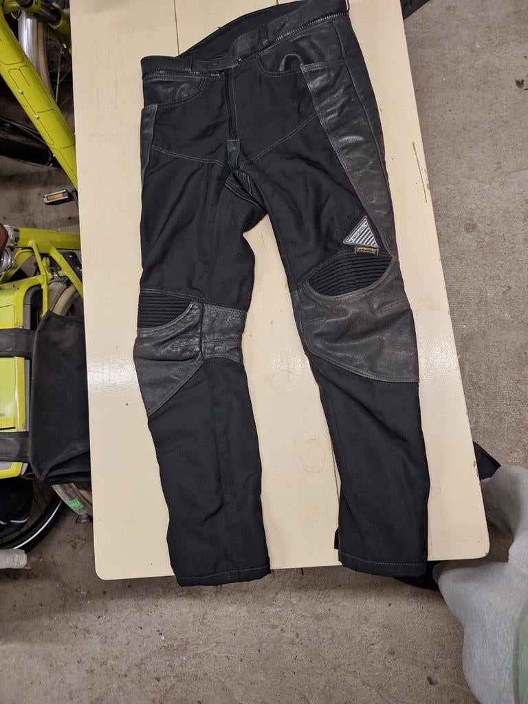 Motorbroek maat 52, Ophalen