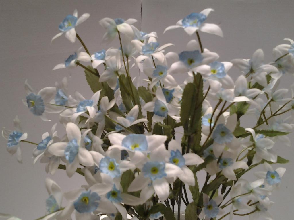 Zijden bloemen op tak - wit blauw kleur - 100 bloemetjes, Hobby en Vrije tijd, Ophalen, Nieuw, Overige typen