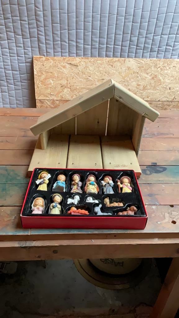 Houten kerststal met beeldjes, Ophalen, Zo goed als nieuw