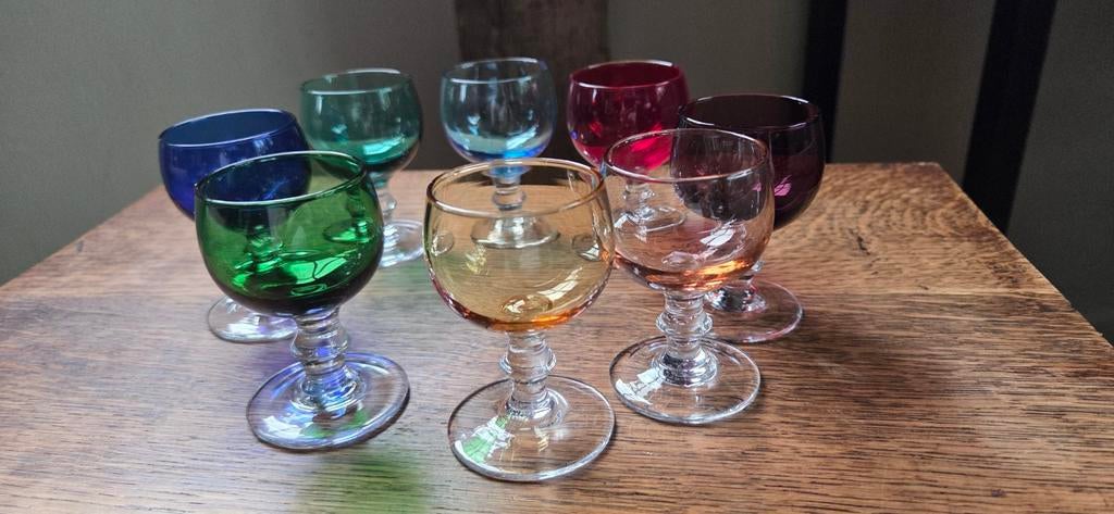8 verres à liqueur colorés, Enlèvement ou Envoi