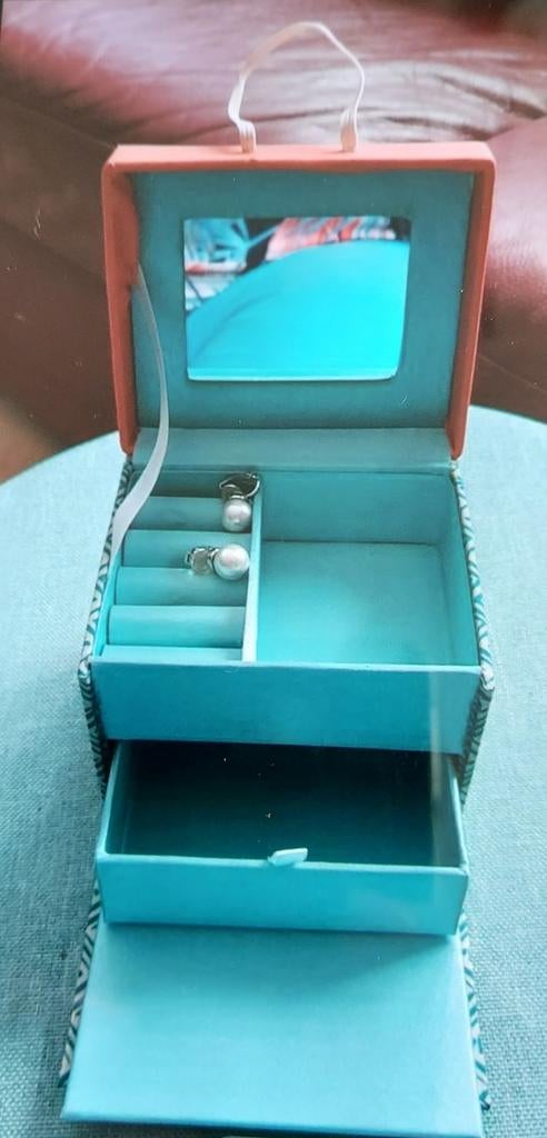 Boîte à bijoux avec clips 9cm sur 9cm, Enlèvement ou Envoi, Comme neuf