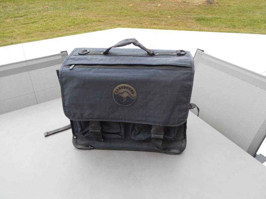 Cartable Kangourou bleu foncé - 45 x 30 cm, Enlèvement ou Envoi, 30 à 40 cm, Utilisé, Bleu