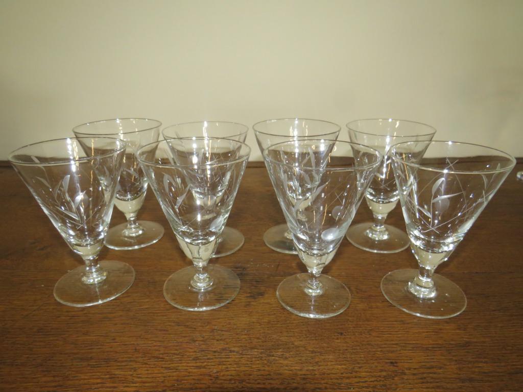 8 verres à vin sur pieds bas, Enlèvement ou Envoi
