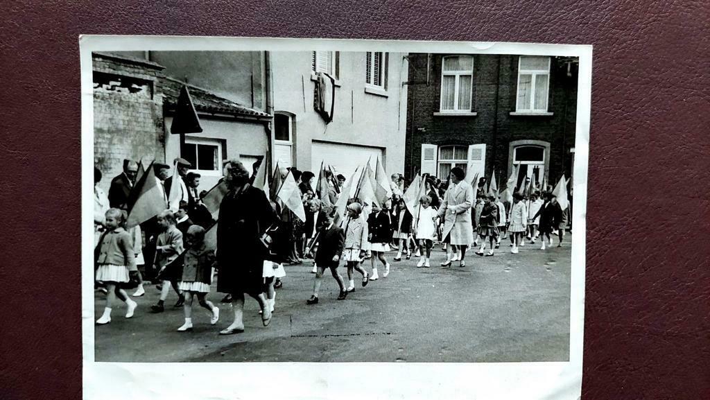 Oude foto optocht schoolkinderen in Gijzegem, Ophalen of Verzenden, Gebruikt, Foto