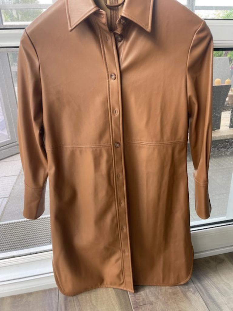 Bruin kleed leder look als NIEUW, Kleding | Dames, Jurken, Ophalen of Verzenden, Zo goed als nieuw, Bruin