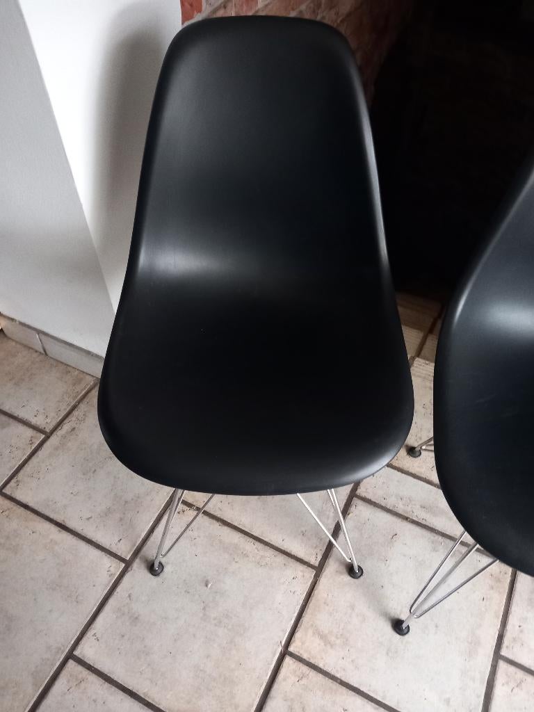 Chaises noires Vitra Eames plastique DSR, Antiek en Kunst, Ophalen