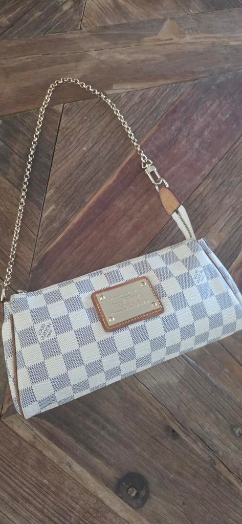 Pochette Louis Vuitton en EVA, Enlèvement