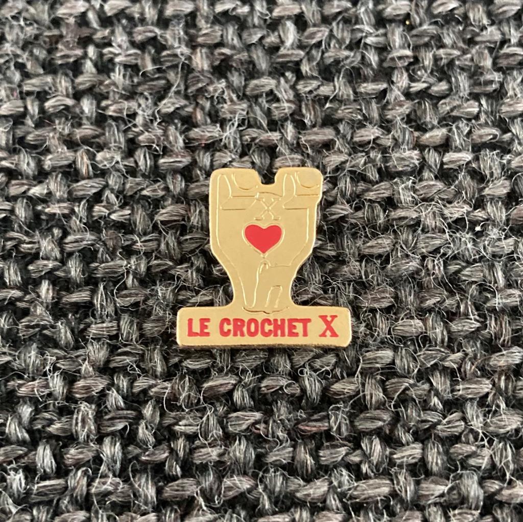 PIN - LE CROCHET X, Envoi, Utilisé, Marque, Insigne ou Pin's