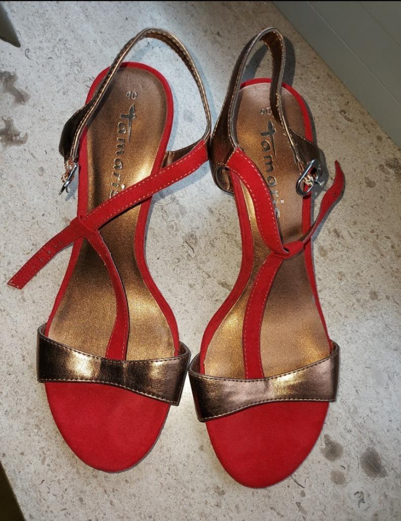 Sandalen Tamaris kleur rood/ goud  NIEUW maat 40, Nieuw, Sandalen of Muiltjes, Rood, Ophalen