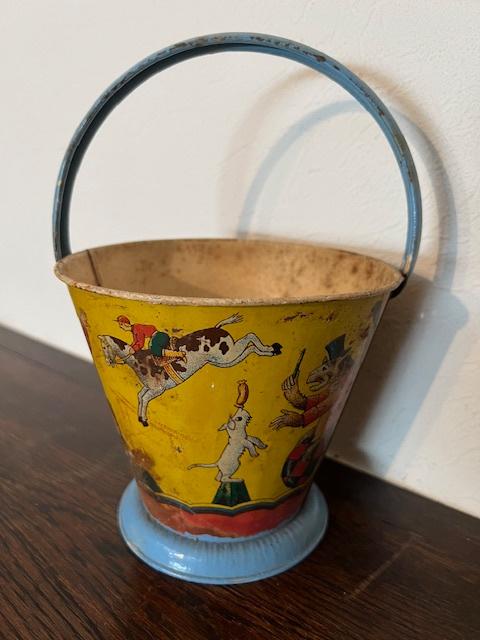 Seau de plage en tole des années 1950, cirque, Antiquités & Art, Enlèvement