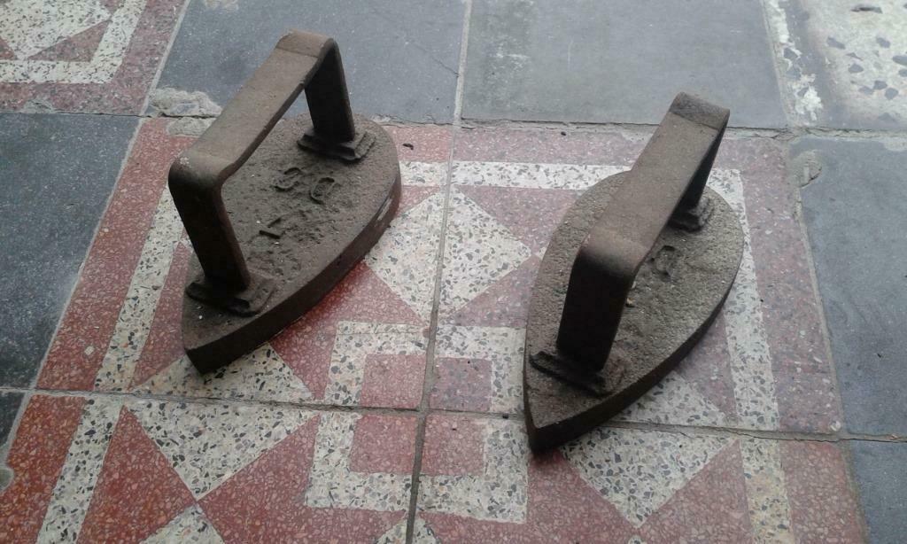 2 STRIJKIJZERS IN GIETIJZER/2 FERS A REPASSER ANTIQUE, Antiek en Kunst, Ophalen