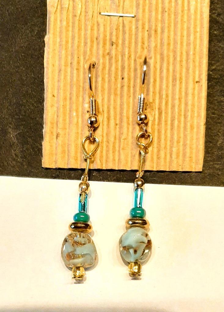 Te koop: Nieuw! Leuke lange turquoise oorbellen., Bijoux, Sacs & Beauté, Boucles d'oreilles, Neuf, Verre, Enlèvement, Bleu