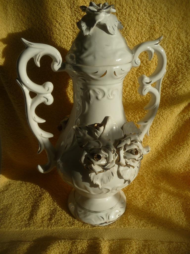 Witte vaas met rozen in reliëf en deksel, Ophalen of Verzenden
