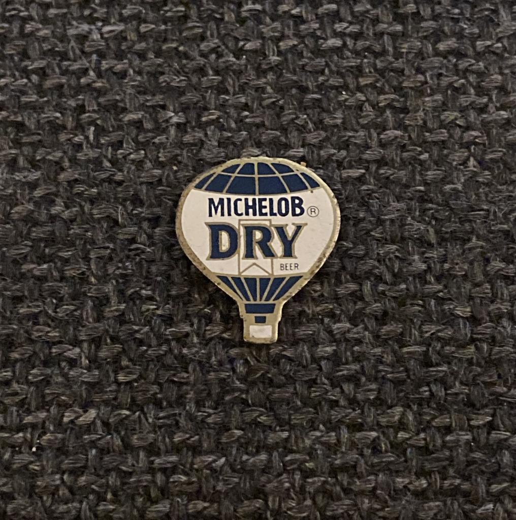 PIN - MICHELOB DRY - BEER - BIER - LUCHTBALLON, Envoi, Utilisé, Marque, Insigne ou Pin's