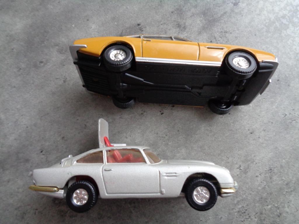 CORGI TOYS ASTON MARTIN 007 JAMES BOND 2X bel état, Enlèvement ou Envoi, Voiture, Corgi