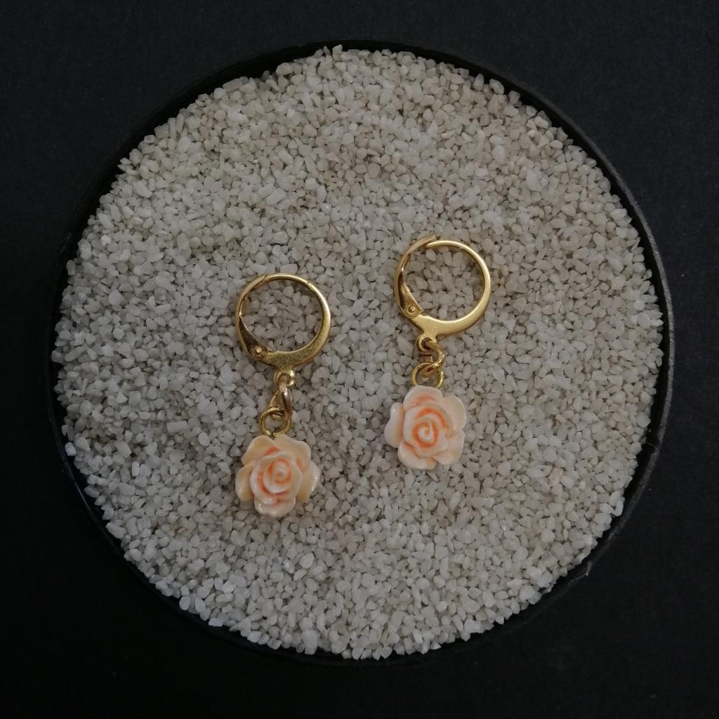 Oorbellen gouden ring met roosje aan, Hangers, Nieuw, Ophalen of Verzenden, Goud