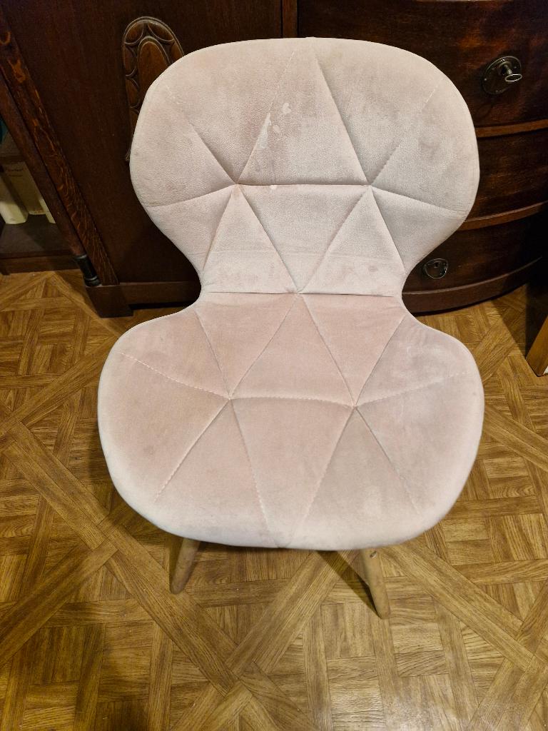 Kleine fauteuil van roze fluweel, Ophalen